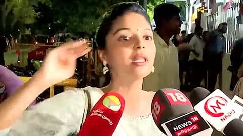 நீட் போராட்டத்தில் திடீர் பரபரப்பு: நடிகை சனம் ஷெட்டியிடம் மைக்கைப் பிடுங்கி வெளியேற்றம்!