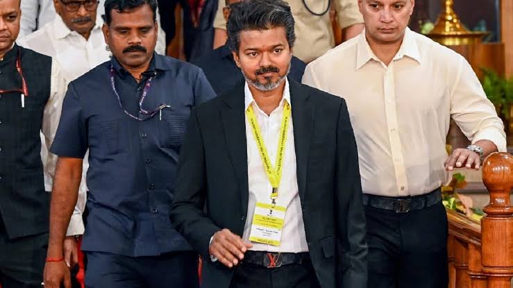 "அன்று விஜய் கேட்ட நீதி; இன்று மக்கள் கேட்கும் கேள்வி!" – முதலமைச்சர் விஜய்யை நோக்கிப் பாயும் 'ரீல்ஸ் வேண்டாம், நீதி வேண்டும்' விமர்சனக் கணைகள்!