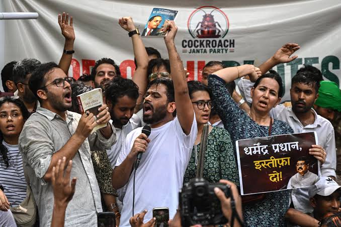 புதிய கோணம், விசித்திர வடிவம்: 'காக்ரூச் ஜனதா பார்ட்டி'யின் பின்னணியை அலசும் அய்யநாதன்!