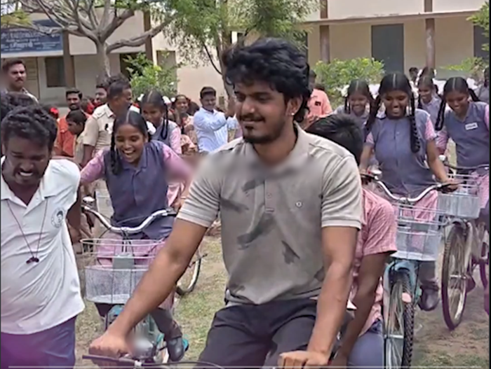 பேருந்து வசதியின்றி தவிப்பு.. அரசுப் பள்ளி மாணவர்களுக்கு  ரூ.1.5 லட்சம் மதிப்பில் சைக்கிள் வழங்கிய 'கேபிஒய்' பாலா!