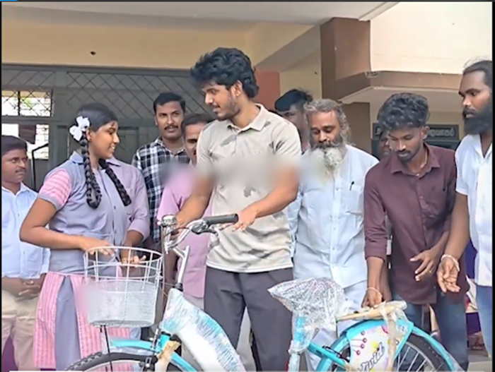 பேருந்து வசதியின்றி தவிப்பு.. அரசுப் பள்ளி மாணவர்களுக்கு ரூ.1.5 லட்சம் மதிப்பில் சைக்கிள் வழங்கிய 'கேபிஒய்' பாலா!