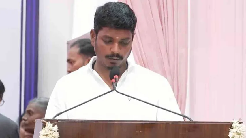 டாஸ்மாக் ஊழியர்களுக்கு 25% அதிரடி ஊதிய உயர்வு! பாட்டிலுக்கு 10 ரூபாய் கூடுதலாக வாங்கினால் கடும் நடவடிக்கை – அமைச்சர் விக்னேஷ் அதிரடி அறிவிப்பு!