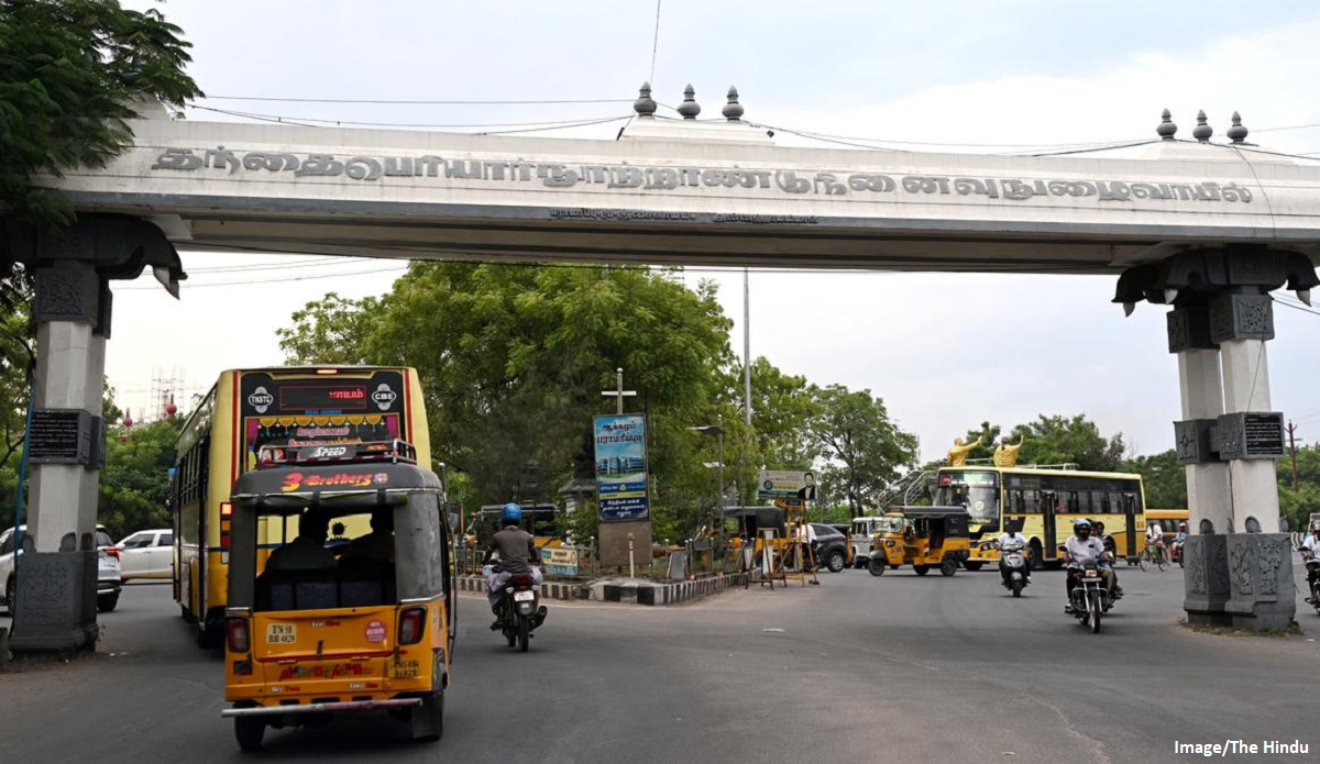 மதுரையில் நள்ளிரவில் பரபரப்பு: 45 ஆண்டுகள் பழமையான வரலாற்றுச் சிறப்புமிக்க ‘பெரியார் தோரண வாயில்’ இடித்து அகற்றம்!