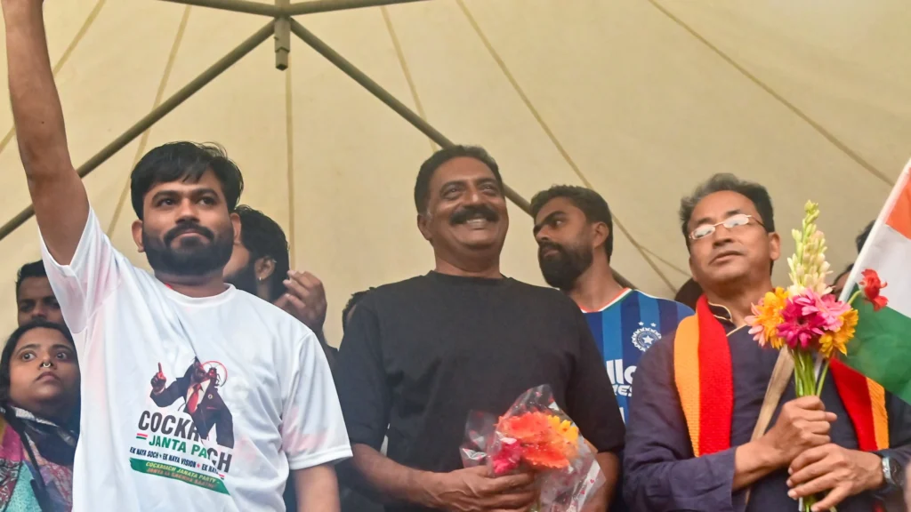 ”என் அன்பிற்குரிய கரப்பான் பூச்சிகளே... உங்களுக்கு எனது வாழ்த்துகள்!” - இளைஞர்களை வாழ்த்திப் பரவசமடைந்த நடிகர் பிரகாஷ் ராஜ்!