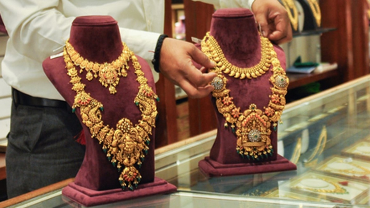 அதிரடியாகக் குறைந்த தங்கம் விலை: சவரனுக்கு ₹2,160 சரிந்து ₹1,05,840-க்கு விற்பனை!