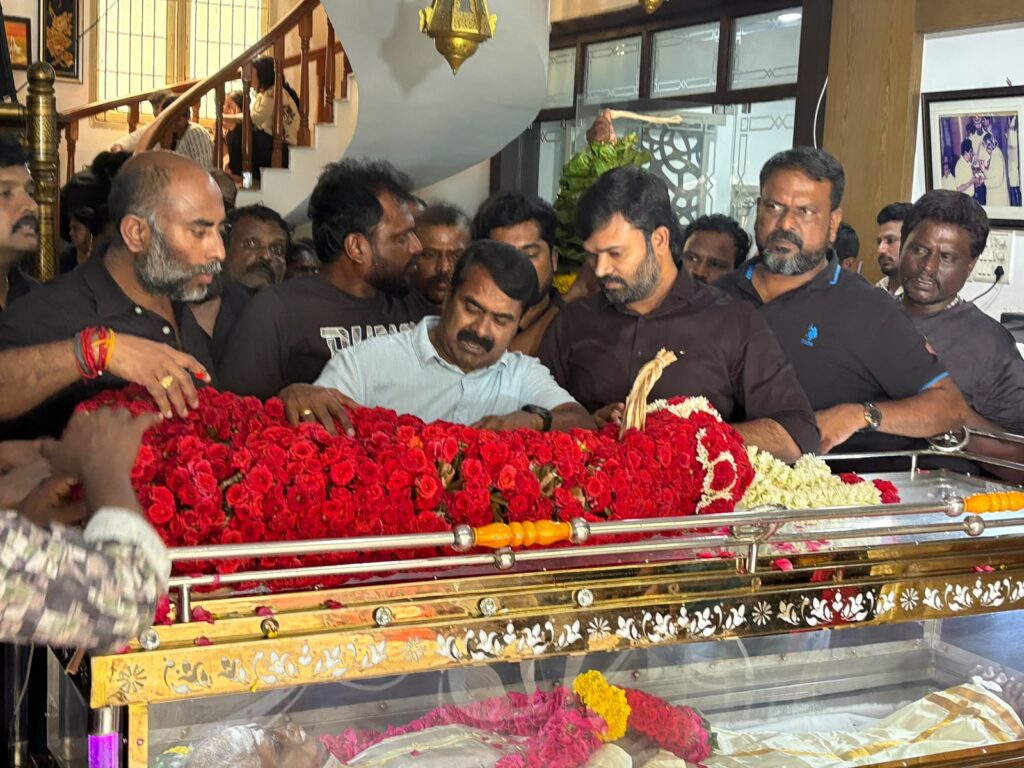 “விட்றாதடா தம்பி!" - பாரதிராஜா இறுதிச்சடங்கில் உருக்கம்: சீமானைக் கட்டிப்பிடித்து பெரியவர் பகிர்ந்த நெகிழ்ச்சியான ஆதங்கம்!