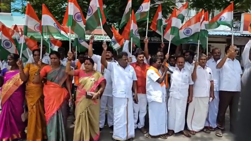 சுதந்திர தின பேரணியில் பாஜக - கம்யூனிஸ்ட் இடையே வார்த்தை மோதல்: புதுக்கோட்டையில் திடீர் சாலை மறியலால் பெரும் பரபரப்பு!