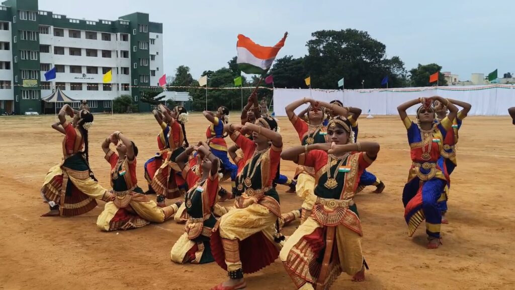ஆவடி காவல் ஆணையரகத்தில் 80-வது சுதந்திர தின விழா கோலாகலம்: தேசியக் கொடியேற்றி காவல் ஆணையர் மரியாதை!