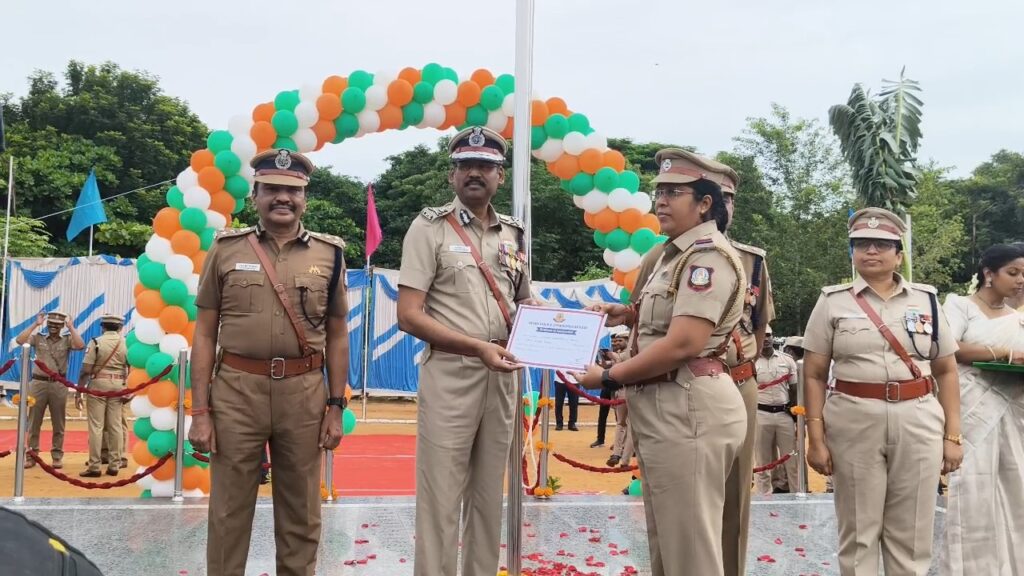 ஆவடி காவல் ஆணையரகத்தில் 80-வது சுதந்திர தின விழா கோலாகலம்: தேசியக் கொடியேற்றி காவல் ஆணையர் மரியாதை!