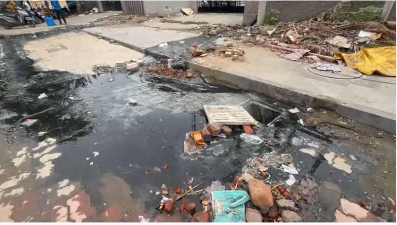 ஆவடி அரசு மருத்துவமனையில் நிரம்பி வழியும் கழிவுநீர்: சாலையில் பெருக்கெடுத்து ஓடுவதால் பொதுமக்கள் அவதி!