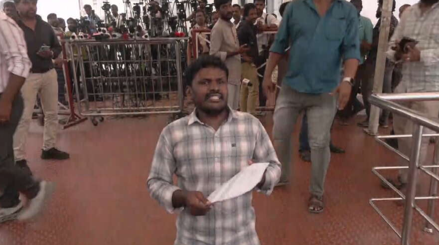 தீண்டாமை சுவரை அகற்றக் கோரி தலைமைச் செயலகத்தில் முட்டி போட்டு போராட்டம் - நபரை குண்டுக்கட்டாக தூக்கிச் சென்ற போலீசார்!