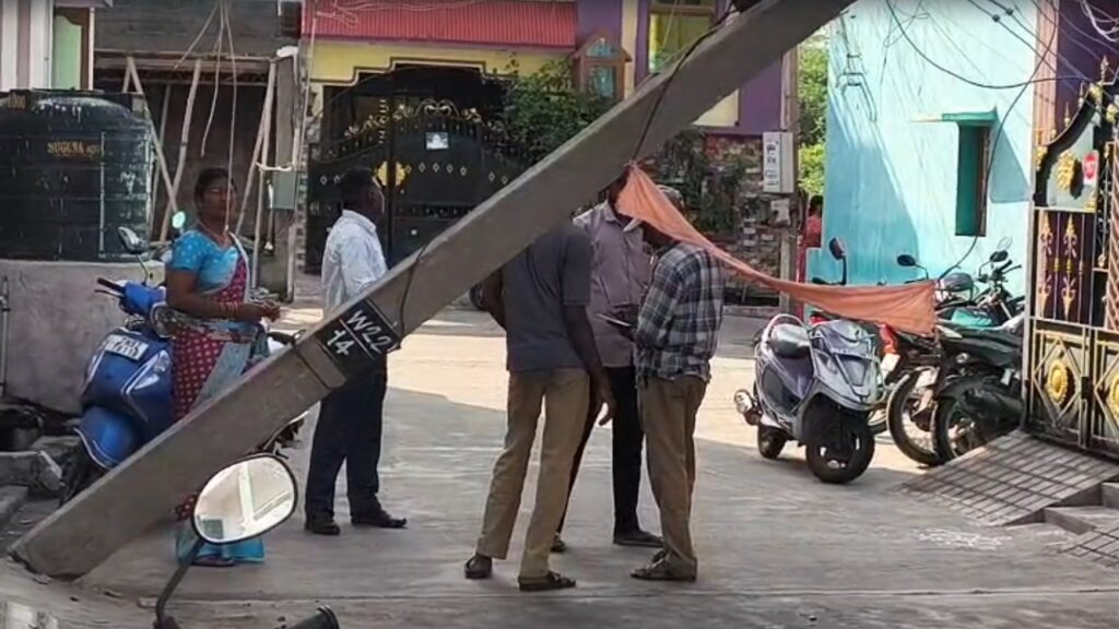 வந்தவாசி அருகே நள்ளிரவில் சரிந்து விழுந்த மின்கம்பம்: இரவு முழுவதும் இருளில் தவித்த பொதுமக்கள் - சீரமைப்புப் பணி தீவிரம்!
