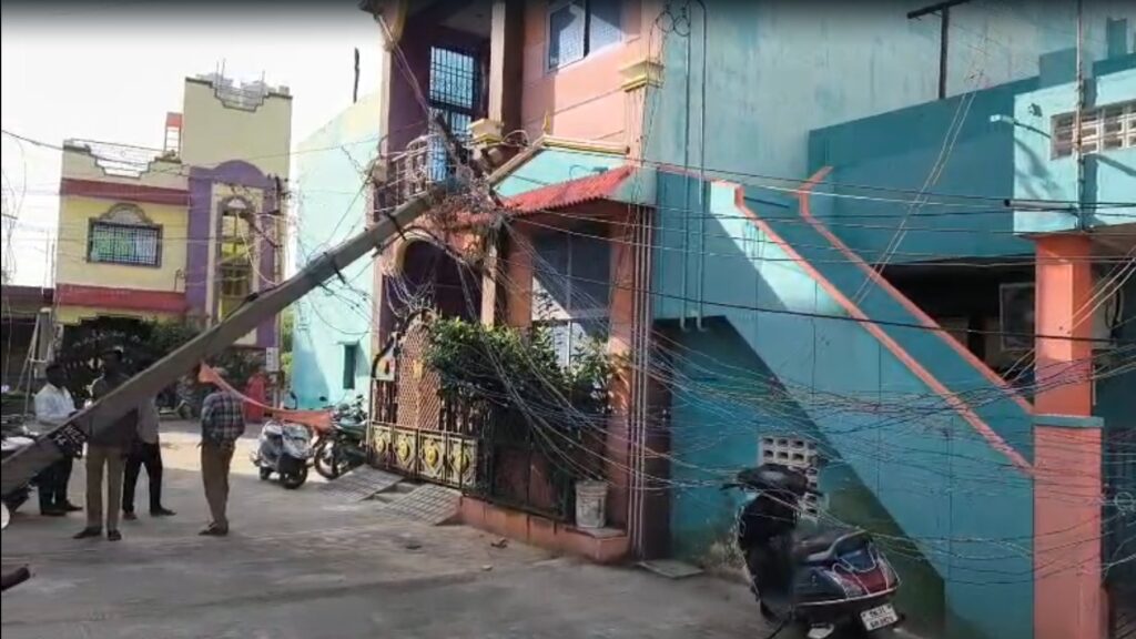 வந்தவாசி அருகே நள்ளிரவில் சரிந்து விழுந்த மின்கம்பம்: இரவு முழுவதும் இருளில் தவித்த பொதுமக்கள் - சீரமைப்புப் பணி தீவிரம்!