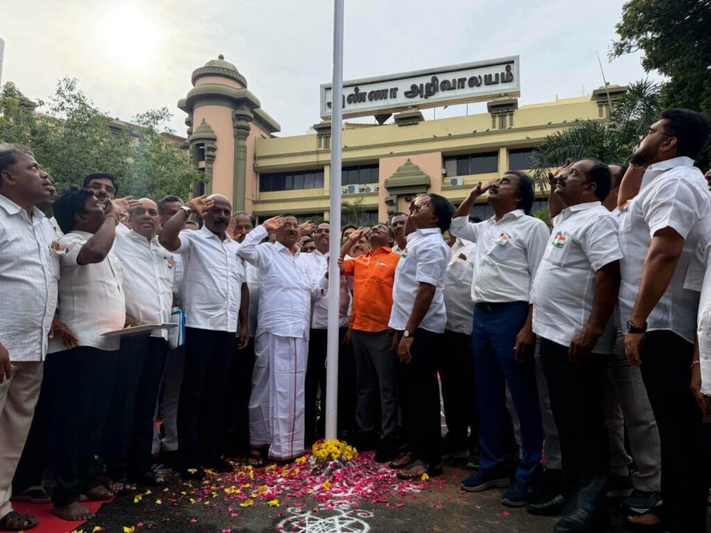 சென்னையில் சுதந்திர தின விழா: தேசியக் கொடியை ஏற்றி வைத்த அரசியல் தலைவர்கள்!