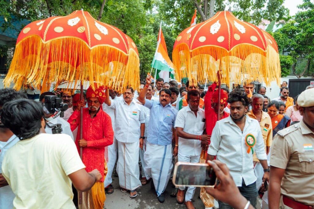 சென்னையில் சுதந்திர தின விழா: தேசியக் கொடியை ஏற்றி வைத்த அரசியல் தலைவர்கள்!