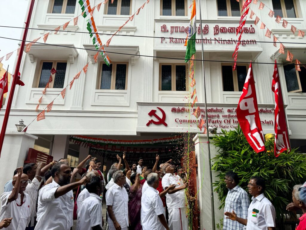 சென்னையில் சுதந்திர தின விழா: தேசியக் கொடியை ஏற்றி வைத்த அரசியல் தலைவர்கள்!