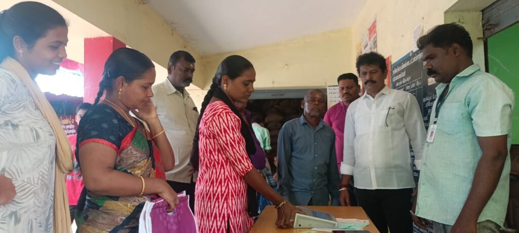 தமிழ்நாடு முழுவதும் குடும்ப அட்டைதாரர்களுக்கு இ-கேஒய்சி (eKYC) கைரேகை பதிவு: இன்று சிறப்பு முகாம்கள் தொடக்கம்!