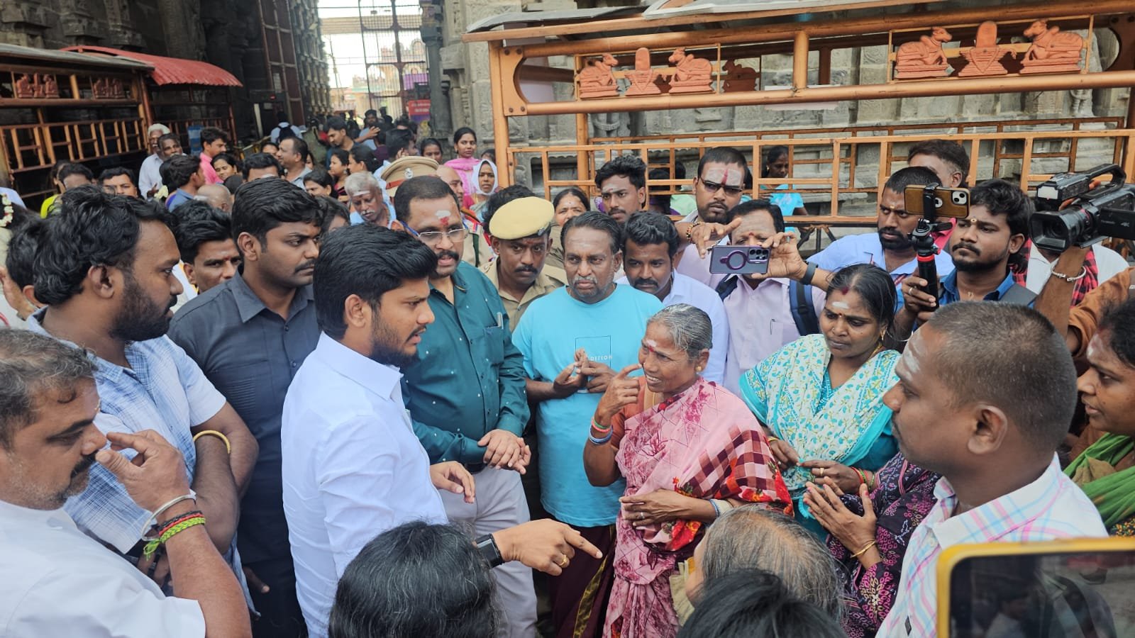 திருவண்ணாமலை அண்ணாமலையார் கோயிலில் அமைச்சர் திடீர் ஆய்வு! பக்தர்கள் சரமாரி புகார்!