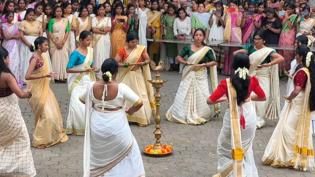கோவையில் ஓணம் பண்டிகை கோலாகலம்: கேரள பாரம்பரிய உடையில் அசத்திய கல்லூரி மாணவ, மாணவிகள்!