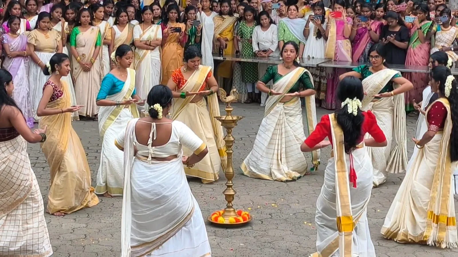 கோவையில் ஓணம் பண்டிகை கோலாகலம்: கேரள பாரம்பரிய உடையில் அசத்திய கல்லூரி மாணவ, மாணவிகள்!