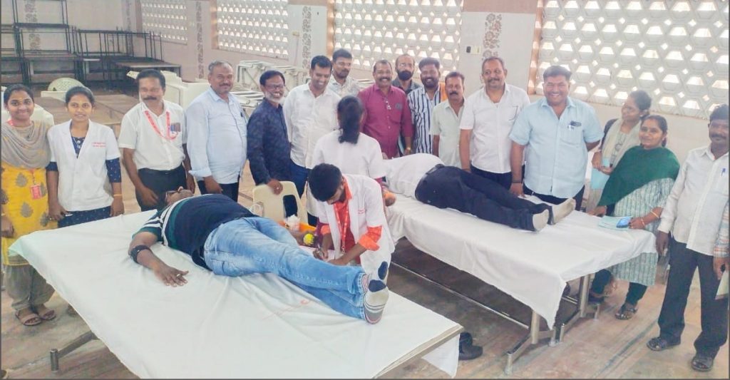 கேமராவைத் தாண்டி மிளிர்ந்த மனிதநேயம்: ஓசூரில் ரத்த தானம் செய்து உலகப் புகைப்பட தினத்தைக் கொண்டாடிய கலைஞர்கள்!