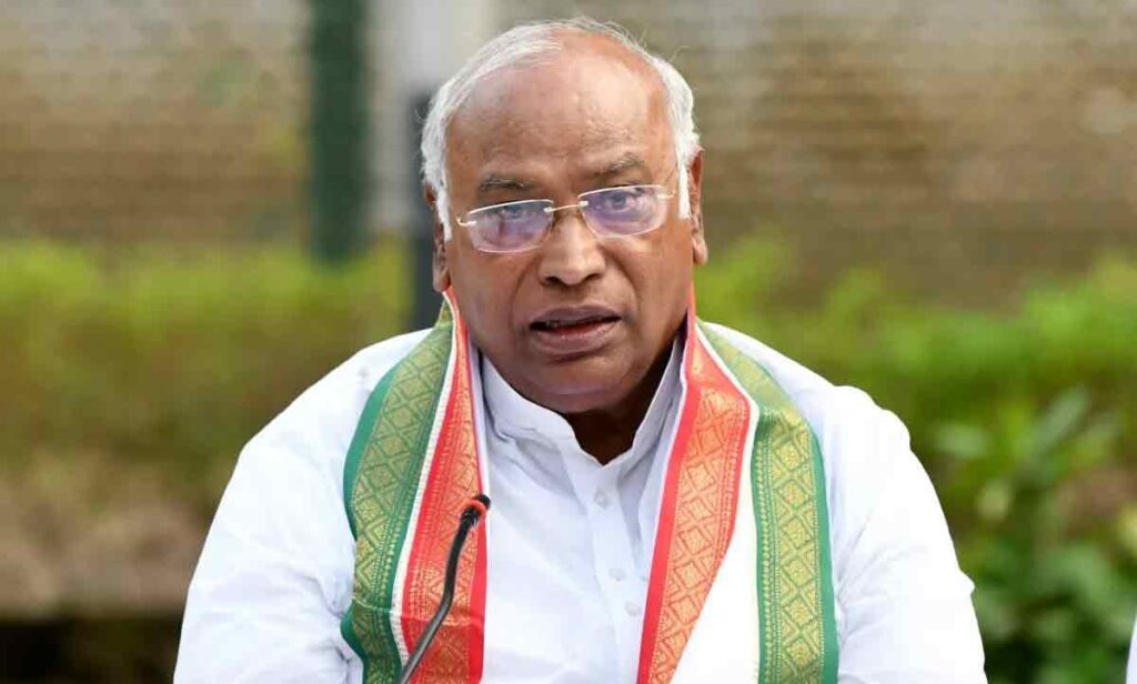 சென்னையில் சுதந்திர தின விழா: தேசியக் கொடியை ஏற்றி வைத்த அரசியல் தலைவர்கள்!