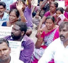 தூய்மைப் பணியாளர்கள் நலனில் கவனம் செலுத்துக: பெரியார் சிலையிடம் முறையிட்டு தவெக அரசுக்கு எதிரான நூதனப் போராட்டம்!