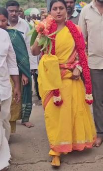 ஆடிக்கிருத்திகை விழா: திருத்தணி முருகன் கோவிலில் காவடி சுமந்து நேர்த்திக்கடன் செலுத்திய நடிகை ரோஜா!