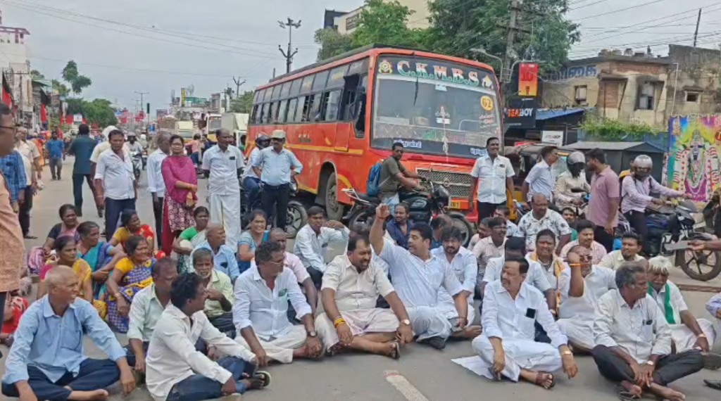 ஆவடியில் நெடுஞ்சாலைத்துறையைக் கண்டித்து வணிகர்கள் திடீர் சாலை மறியல்: நாளை முழு அடைப்புப் போராட்டத்திற்கு அழைப்பு!