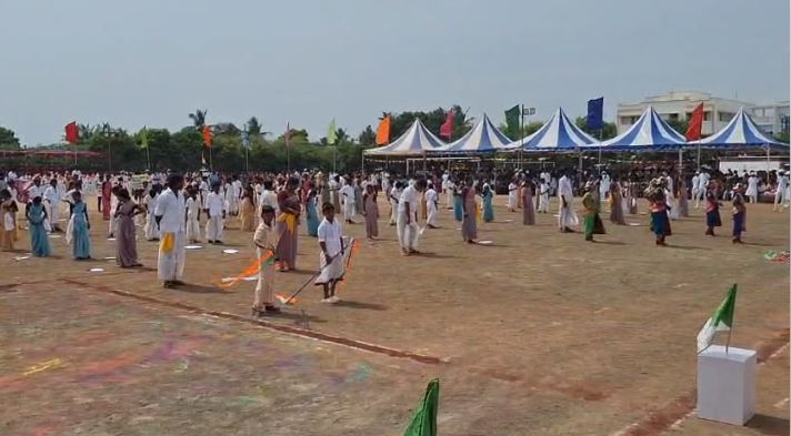 சுதந்திர தின விழாவில் நேர்ந்த அடுத்தடுத்த சொதப்பல்கள்: விழுப்புரம் ஆட்சியர் ஏற்றிய கொடி அறுந்து விழுந்ததால் பதற்றம்!