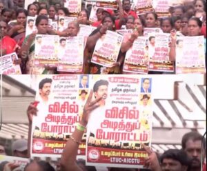 எங்கள் குரல் அரசுக்குக் கேட்கவில்லையா? சென்னையில் 8-வது நாளாக தூய்மைப் பணியாளர்கள் விசில் அடித்துப் போராட்டம்!