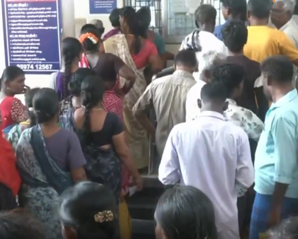 "ஒரு மாத்திரைக்கு 2 மணி நேரக் காத்திருப்பு!": புதுக்கோட்டை அரசு மருத்துவமனையில் பொதுமக்கள் தவிப்பு!