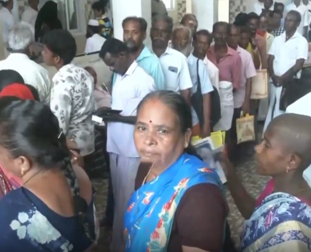 "ஒரு மாத்திரைக்கு 2 மணி நேரக் காத்திருப்பு!": புதுக்கோட்டை அரசு மருத்துவமனையில் பொதுமக்கள் தவிப்பு!