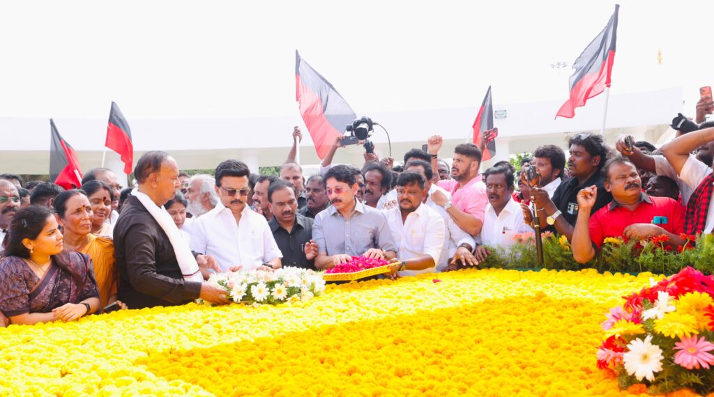 முன்னாள் முதலமைச்சர் மு. கருணாநிதியின் 8-ஆம் ஆண்டு நினைவு நாள்: சென்னையில் மு.க.ஸ்டாலின் தலைமையில் பிரம்மாண்ட அமைதிப் பேரணி!