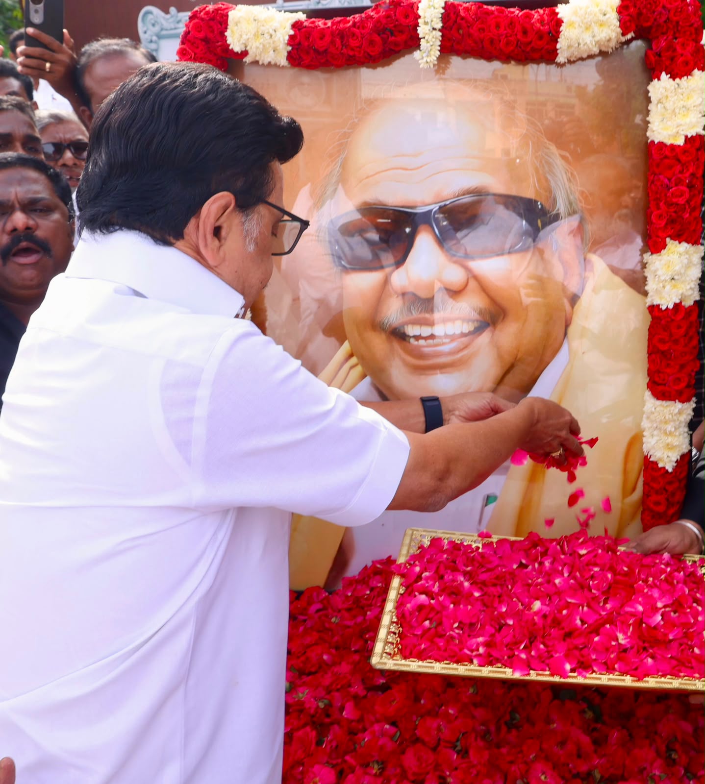 முன்னாள் முதலமைச்சர் மு. கருணாநிதியின் 8-ஆம் ஆண்டு நினைவு நாள்: சென்னையில் மு.க.ஸ்டாலின் தலைமையில் பிரம்மாண்ட அமைதிப் பேரணி!