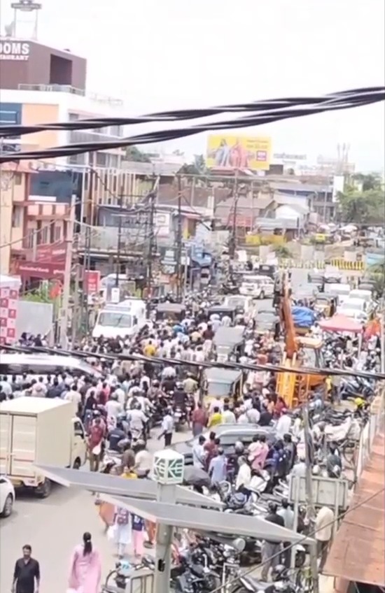 அதிகாரப்பூர்வ கார் வர தாமதம்: ஆட்டோவில் ஏறிச் சென்று மத்திய அமைச்சர் சுரேஷ் கோபி அசத்தல்!