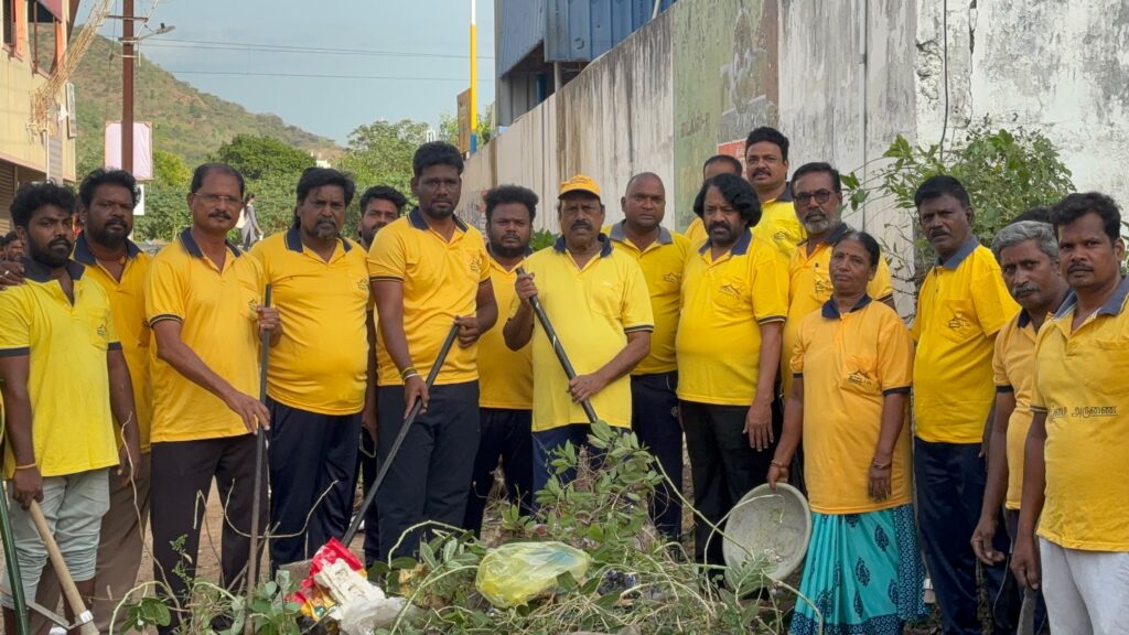 திருவண்ணாமலையில் ‘தூய்மை அருணை’ இயக்கம்: மஞ்சள் ஆடை அணிந்து தூய்மைப் பணியில் இறங்கிய எ.வ.வேலு எம்.எல்.ஏ.!