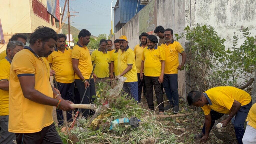 திருவண்ணாமலையில் 'தூய்மை அருணை' இயக்கம்: மஞ்சள் ஆடை அணிந்து தூய்மைப் பணியில் இறங்கிய எ.வ.வேலு எம்.எல்.ஏ.!