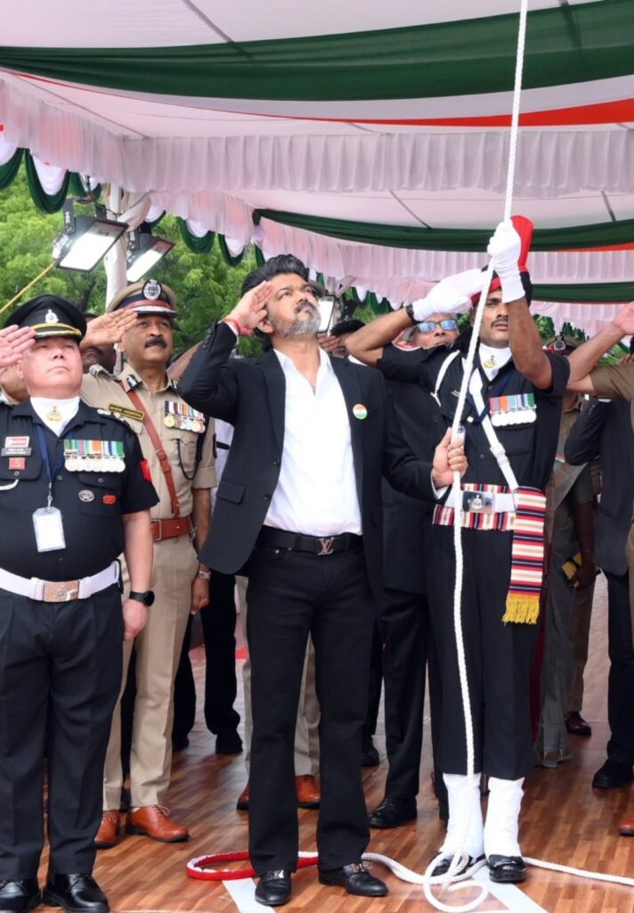 பெருவிழாவாகக் கோலாகலமாகக் கொண்டாடப்பட்ட இந்தியாவின் 80வது சுதந்திர தினம்: கோட்டை கொத்தளத்தில் தேசியக் கொடி ஏற்றி முதலமைச்சர் விஜய் மரியாதை!