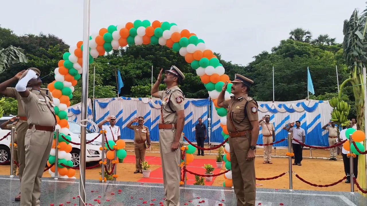 ஆவடி காவல் ஆணையரகத்தில் 80-வது சுதந்திர தின விழா கோலாகலம்: தேசியக் கொடியேற்றி காவல் ஆணையர் மரியாதை!