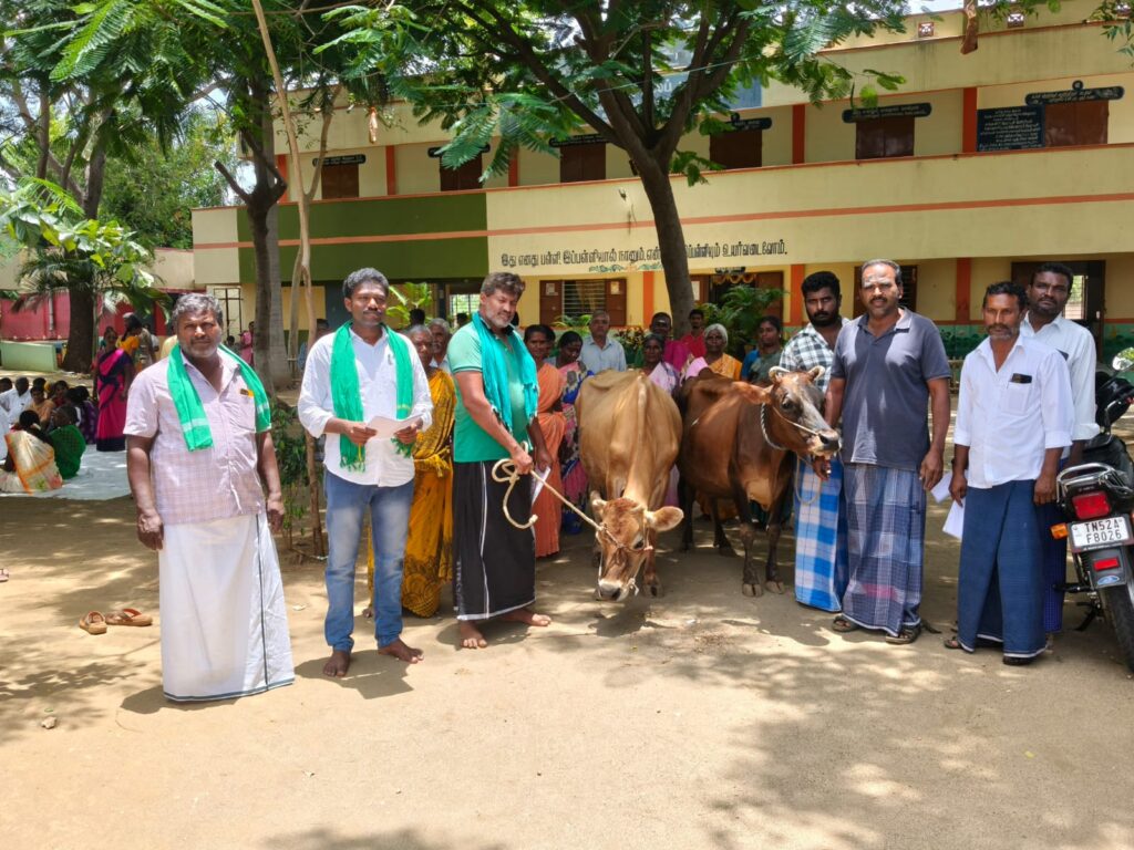 எடப்பாடி அருகே பொன்னம்பாளையத்தில் பரபரப்பு: குடிநீர் கோரி கால்நடைகளுடன் கிராம சபை கூட்டத்தைப் புறக்கணித்த விவசாயிகள்!