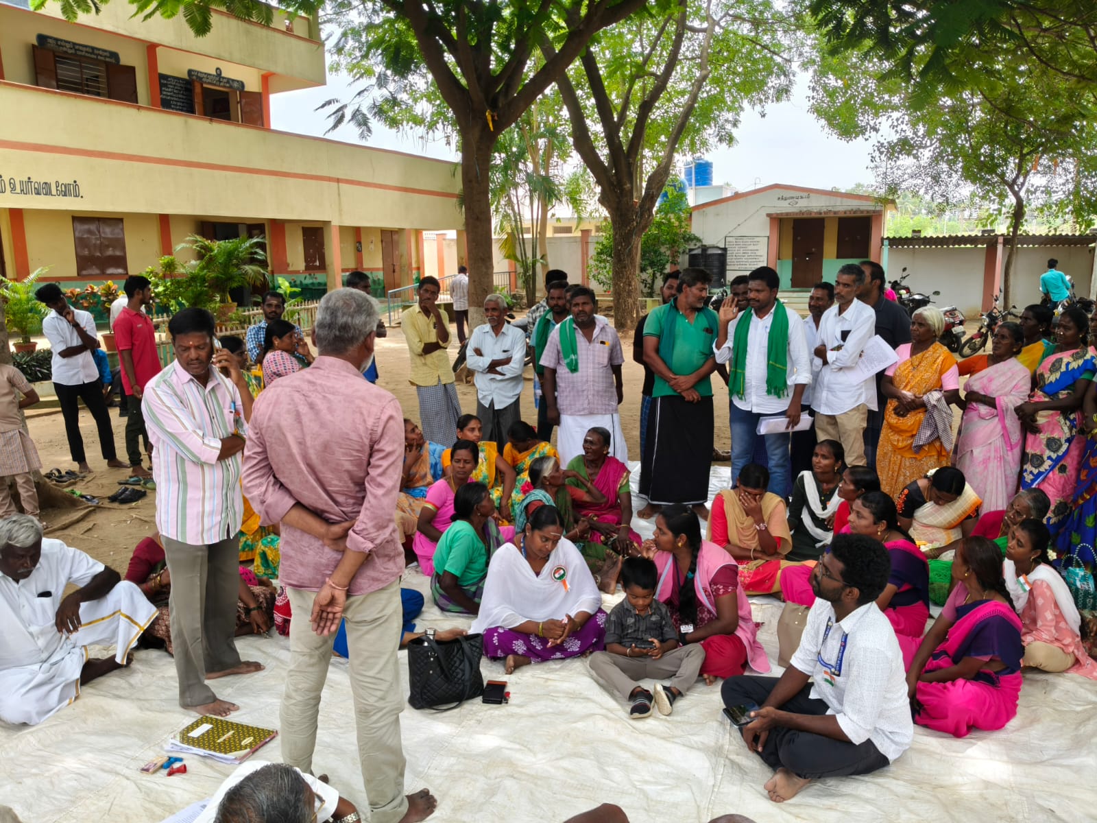 எடப்பாடி அருகே பொன்னம்பாளையத்தில் பரபரப்பு: குடிநீர் கோரி கால்நடைகளுடன் கிராம சபை கூட்டத்தைப் புறக்கணித்த விவசாயிகள்!