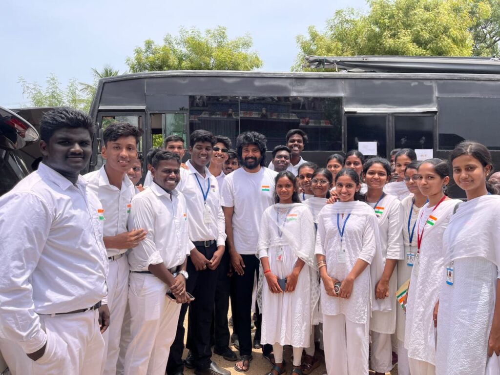 மதுரையில் கிராம மக்களுடன் சுதந்திர தினத்தைக் கொண்டாடிய நடிகர் சிவகார்த்திகேயன்! மாணவர்கள் மற்றும் விவசாயிகளுடன் உற்சாகப் பங்கேற்பு!