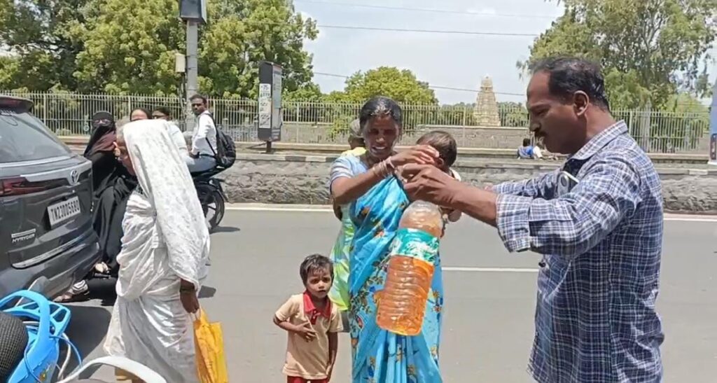 வாங்காத கடனைத் திரும்பக் கேட்கும் வங்கி: 2 குழந்தைகளுடன் தாய் வங்கி எதிரே தீக்குளிக்க முயற்சி – வேலூரில் பரபரப்பு!