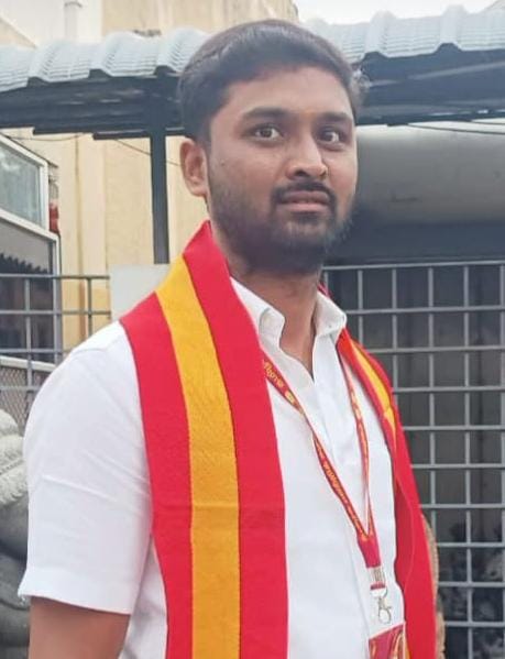 கரூர் அருகே பரபரப்பு: எலக்ட்ரிக் ஸ்கூட்டரில் சென்ற பெண்ணிடம் செயின் பறிக்க முயற்சி – தவெக நகரச் செயலாளர் கைது!