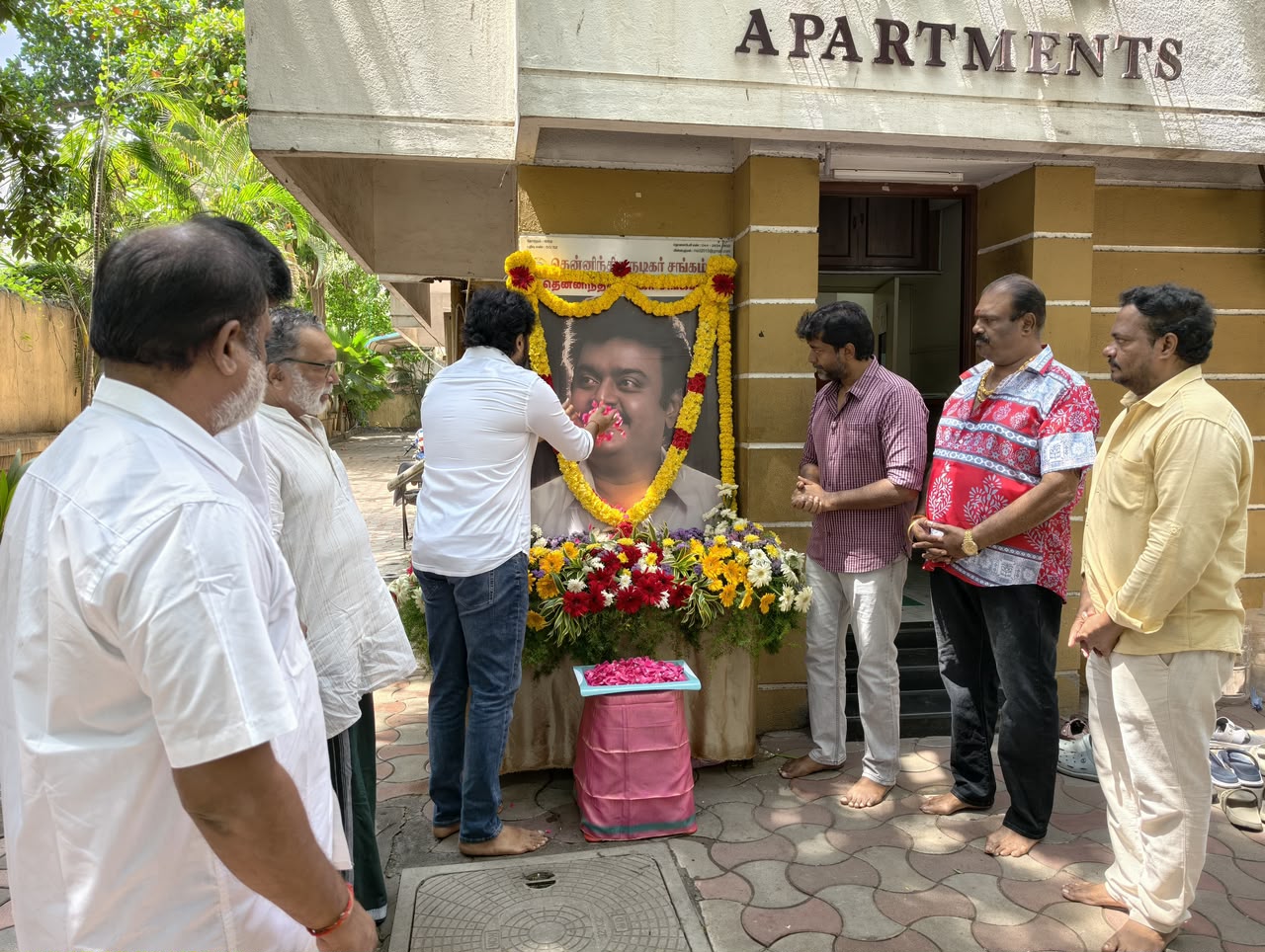 கேப்டன் விஜயகாந்தின் 74-வது பிறந்தநாள்: தென்னிந்திய நடிகர் சங்க வளாகத்தில் திருவுருவப் படத்திற்கு நிர்வாகிகள் மலரஞ்சலி