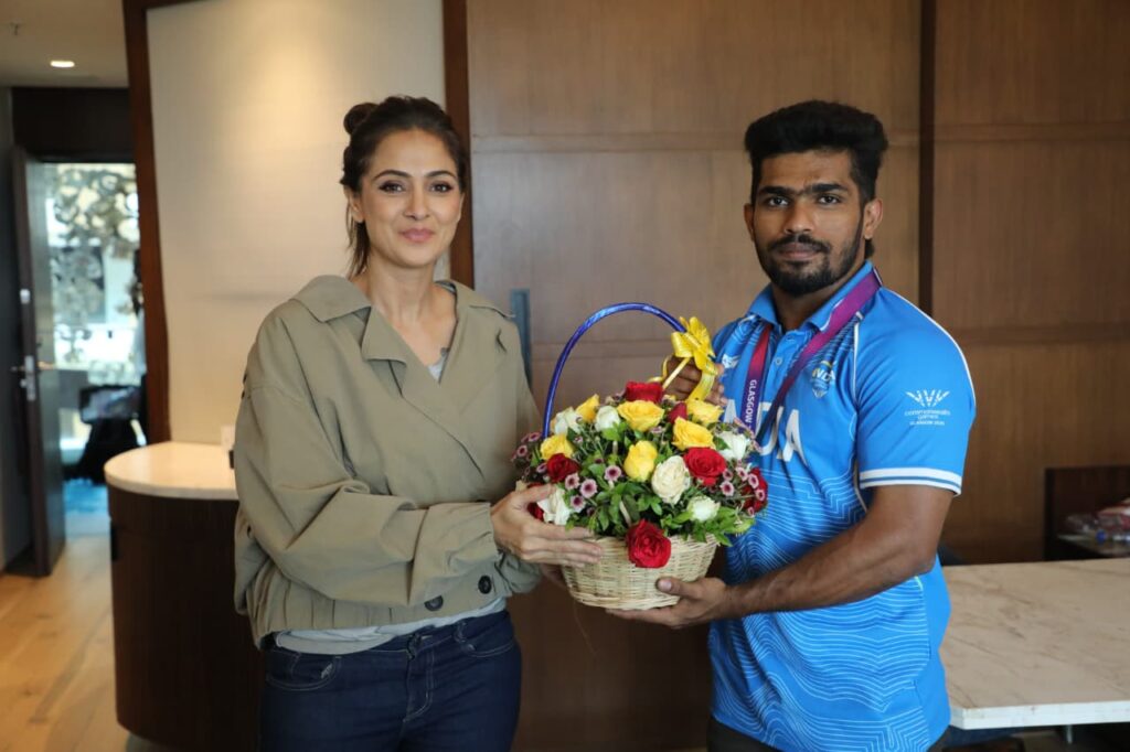 காமன்வெல்த் பளுதூக்கும் போட்டி: வெள்ளி வென்ற தமிழக வீரர் ராஜா முத்துபாண்டிக்கு நடிகை சிம்ரன் நேரில் வாழ்த்து!