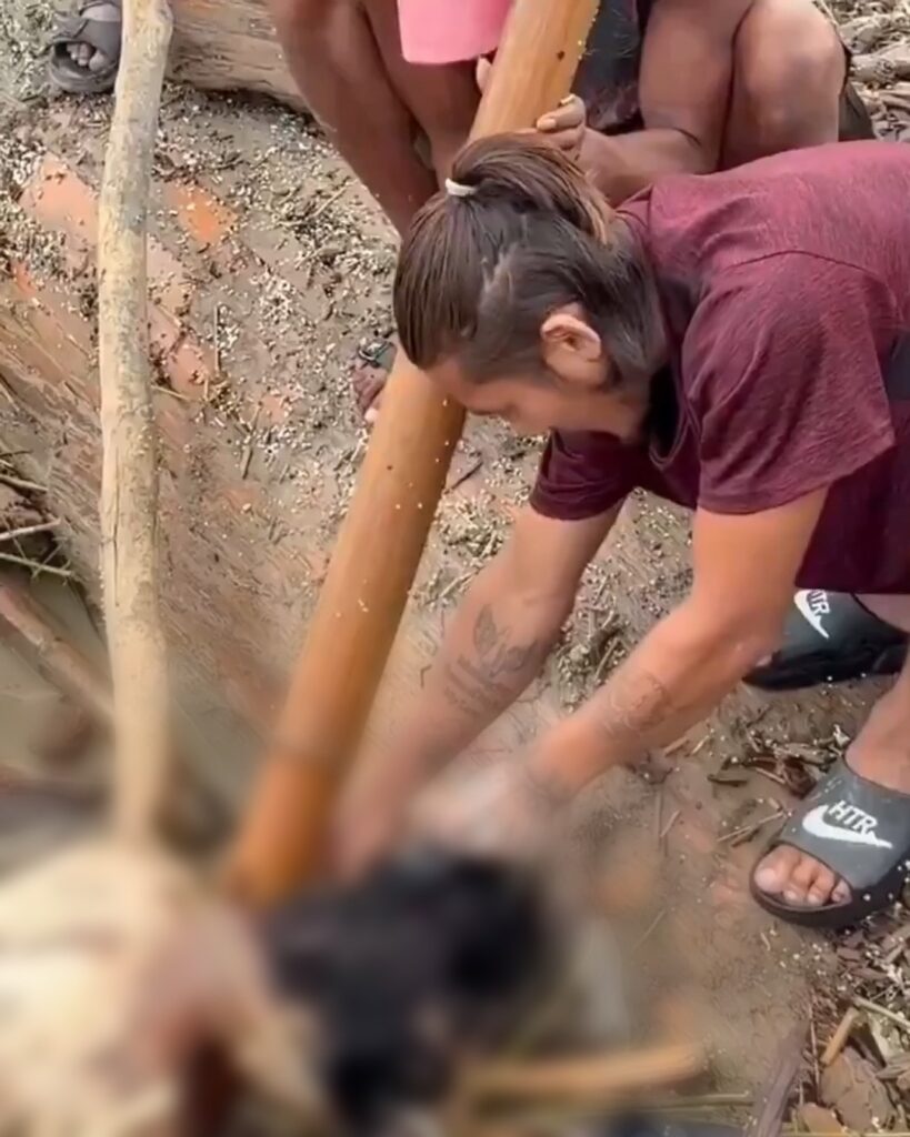 மனிதநேயம் செத்துப்போச்சா? வெள்ளப் பெருக்கில் மிதந்த பெண்ணின் நகையைத் திருடிய இளைஞர்கள் கைது!"