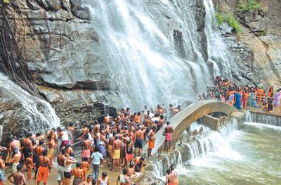 திடீர் பரபரப்பு! குற்றாலம் மெயின் அருவியில் பேரிகார்ட் சரிந்து விபத்து - பயணிகள் காயமடைந்ததால் பதற்றம்!