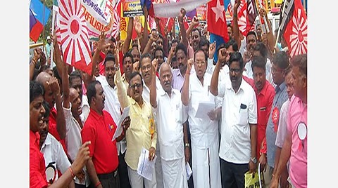 டாஸ்மாக் சில்லறை விற்பனையைத் தனியார்மயமாக்க முயற்சி? தஞ்சையில் ஊழியர்கள் திரண்டு அதிரடி ஆர்ப்பாட்டம்!